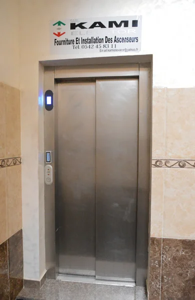 Réalisation et installation de cabine d'ascenseur sur mesure par Kami Elevator à Oran Algérie