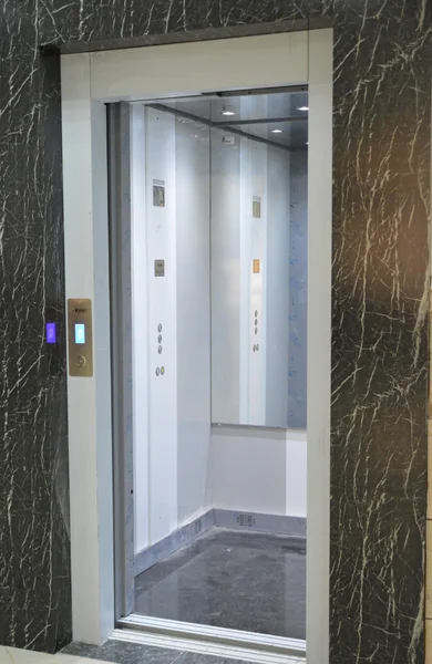 Réalisation et installation de cabine d'ascenseur sur mesure par Kami Elevator à Oran Algérie