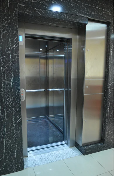 Réalisation et installation de cabine d'ascenseur sur mesure par Kami Elevator à Oran Algérie