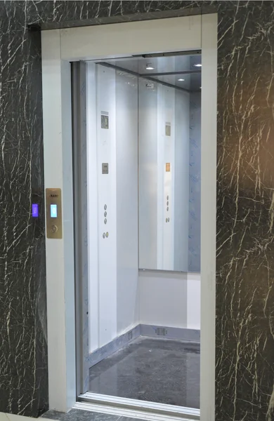 Réalisation et installation de cabine d'ascenseur sur mesure par Kami Elevator à Oran Algérie