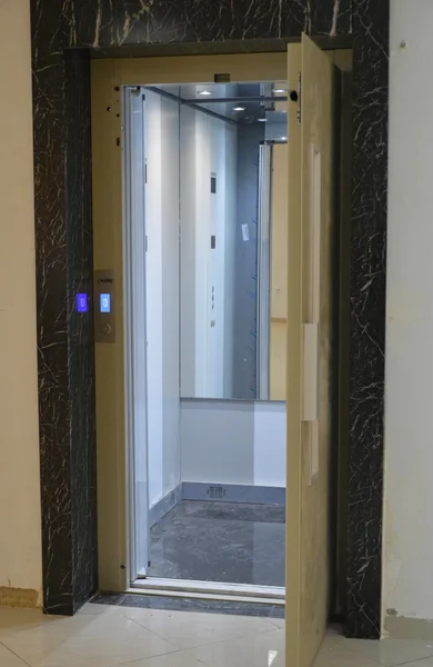 Réalisation et installation de cabine d'ascenseur sur mesure par Kami Elevator à Oran Algérie