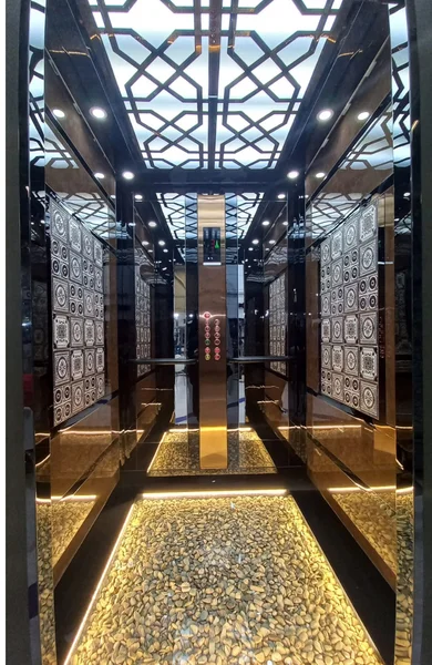 Réalisation et installation de cabine d'ascenseur sur mesure par Kami Elevator à Oran Algérie