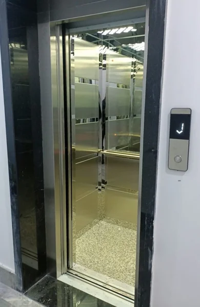Réalisation et installation de cabine d'ascenseur sur mesure par Kami Elevator à Oran Algérie