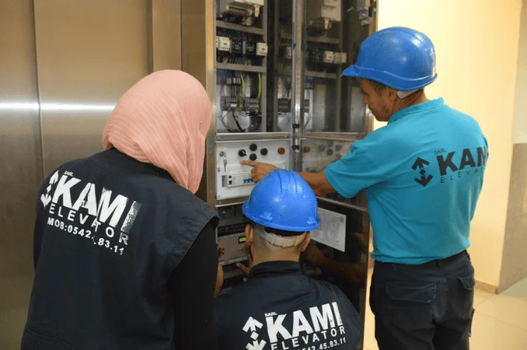 Équipe technique de Kami Elevator effectuant la maintenance d'un ascenseur