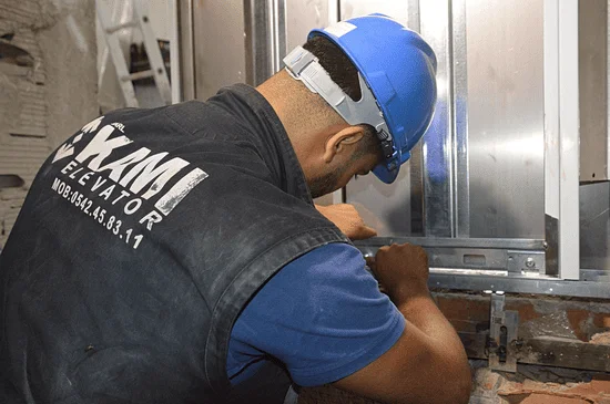Technicien effectuant le montage technique d'un ascenseur