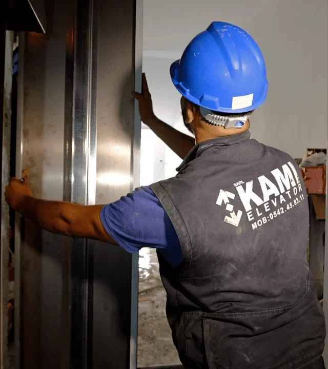 Technicien Kami Elevator réalisant l'installation d'un ascenseur à Oran